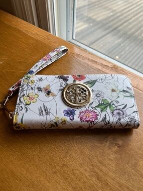 Clutch wallet